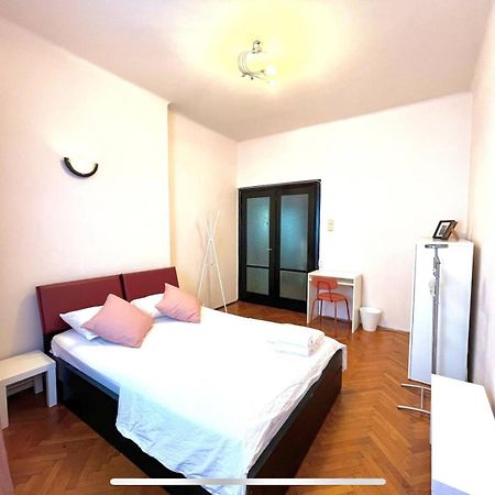 Downtown Unirii Square Private Economy Rooms With Shared Amenities Bucureşti Ngoại thất bức ảnh