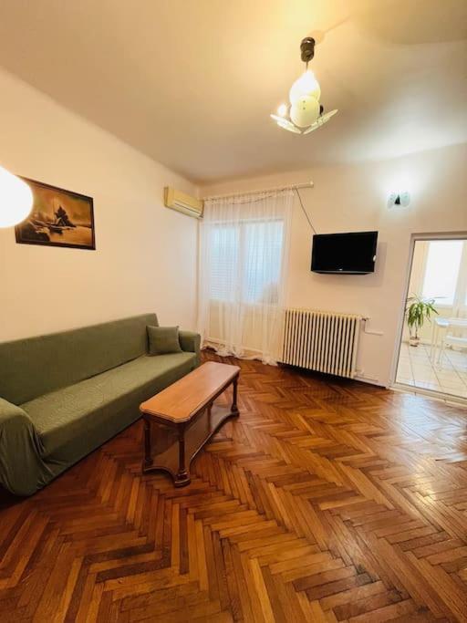 Downtown Unirii Square Private Economy Rooms With Shared Amenities Bucureşti Ngoại thất bức ảnh