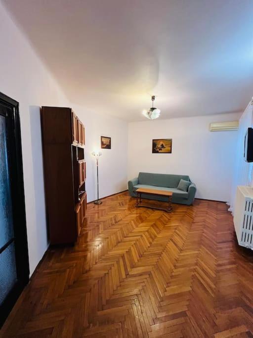 Downtown Unirii Square Private Economy Rooms With Shared Amenities Bucureşti Ngoại thất bức ảnh