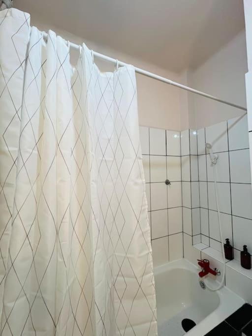 Downtown Unirii Square Private Economy Rooms With Shared Amenities Bucureşti Ngoại thất bức ảnh