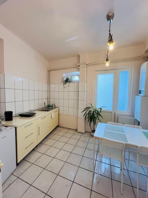 Downtown Unirii Square Private Economy Rooms With Shared Amenities Bucureşti Ngoại thất bức ảnh