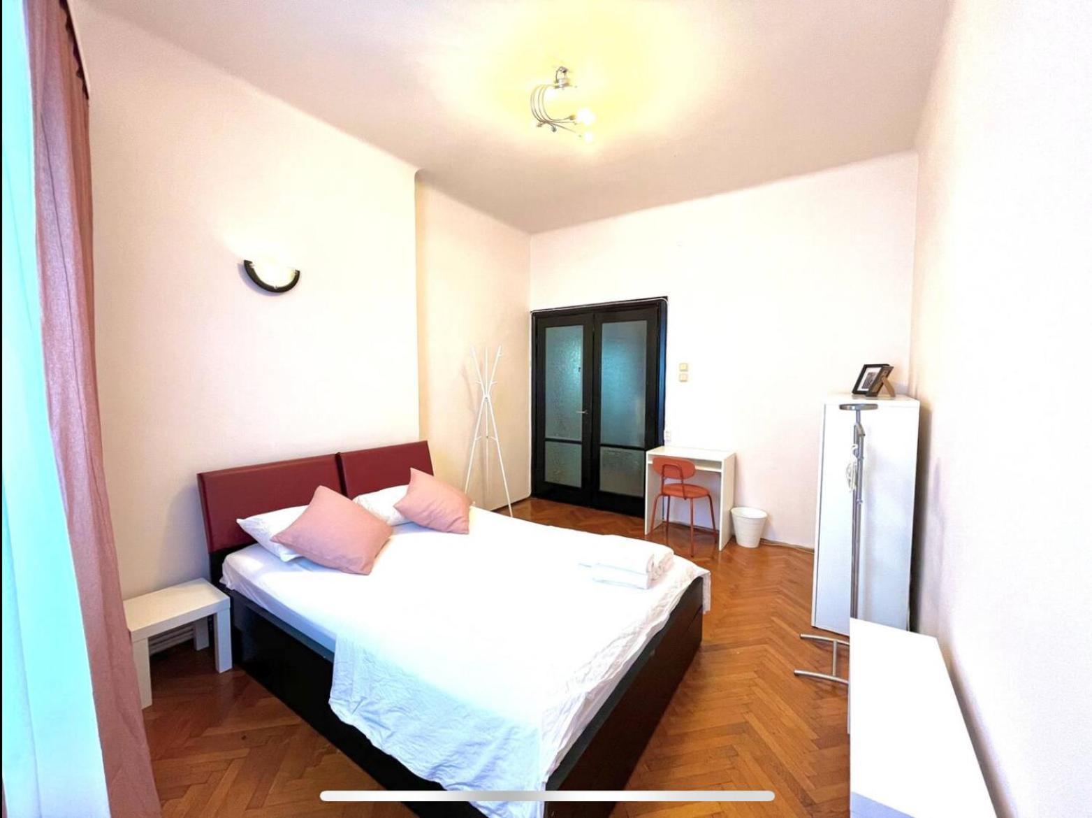 Downtown Unirii Square Private Economy Rooms With Shared Amenities Bucureşti Ngoại thất bức ảnh