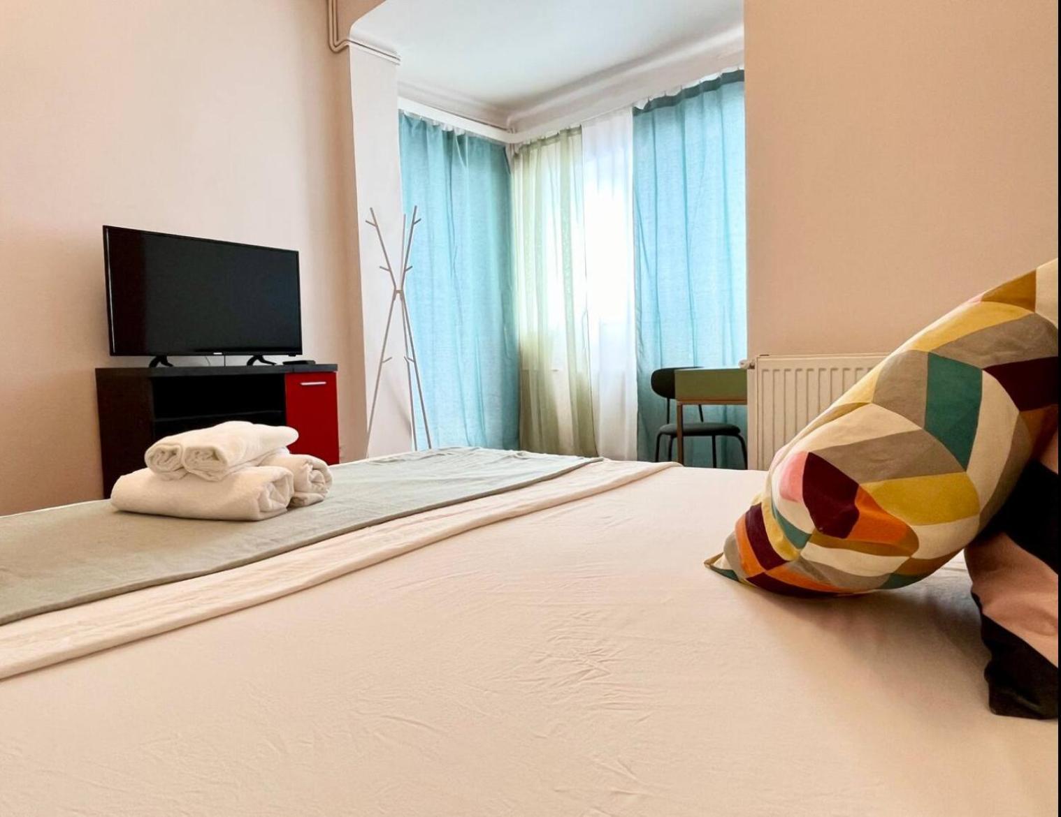 Downtown Unirii Square Private Economy Rooms With Shared Amenities Bucureşti Ngoại thất bức ảnh