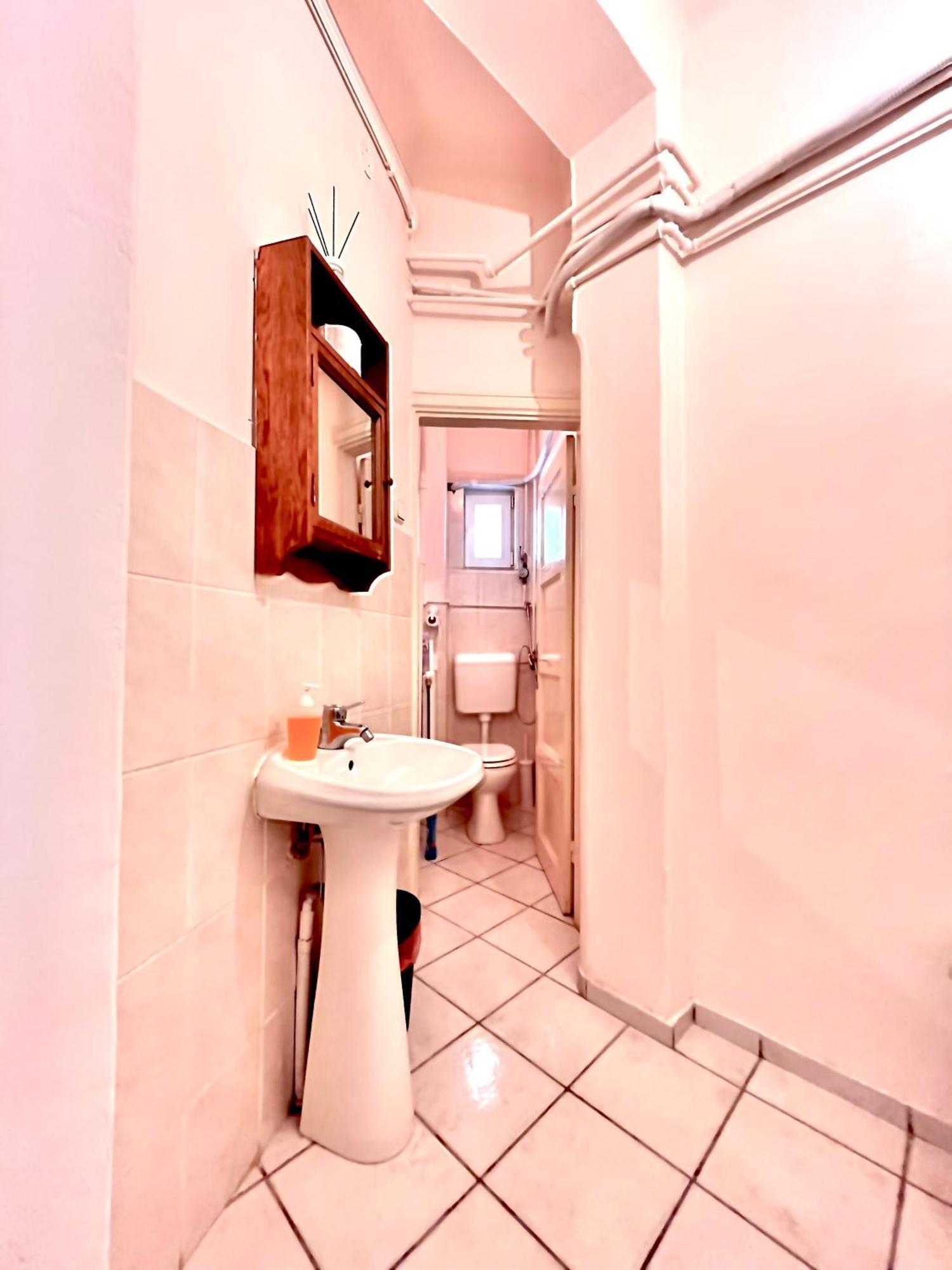 Downtown Unirii Square Private Economy Rooms With Shared Amenities Bucureşti Ngoại thất bức ảnh