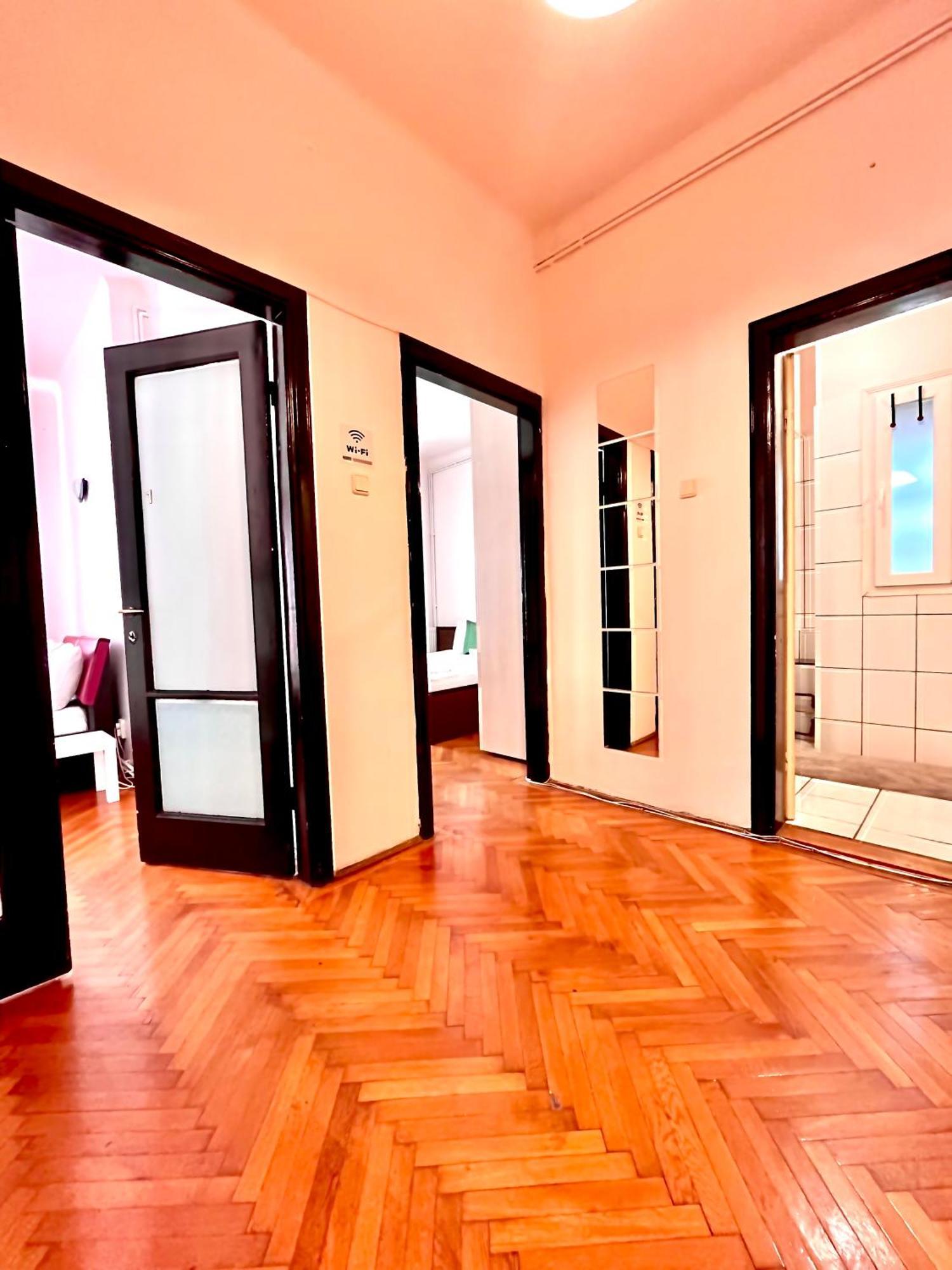 Downtown Unirii Square Private Economy Rooms With Shared Amenities Bucureşti Ngoại thất bức ảnh
