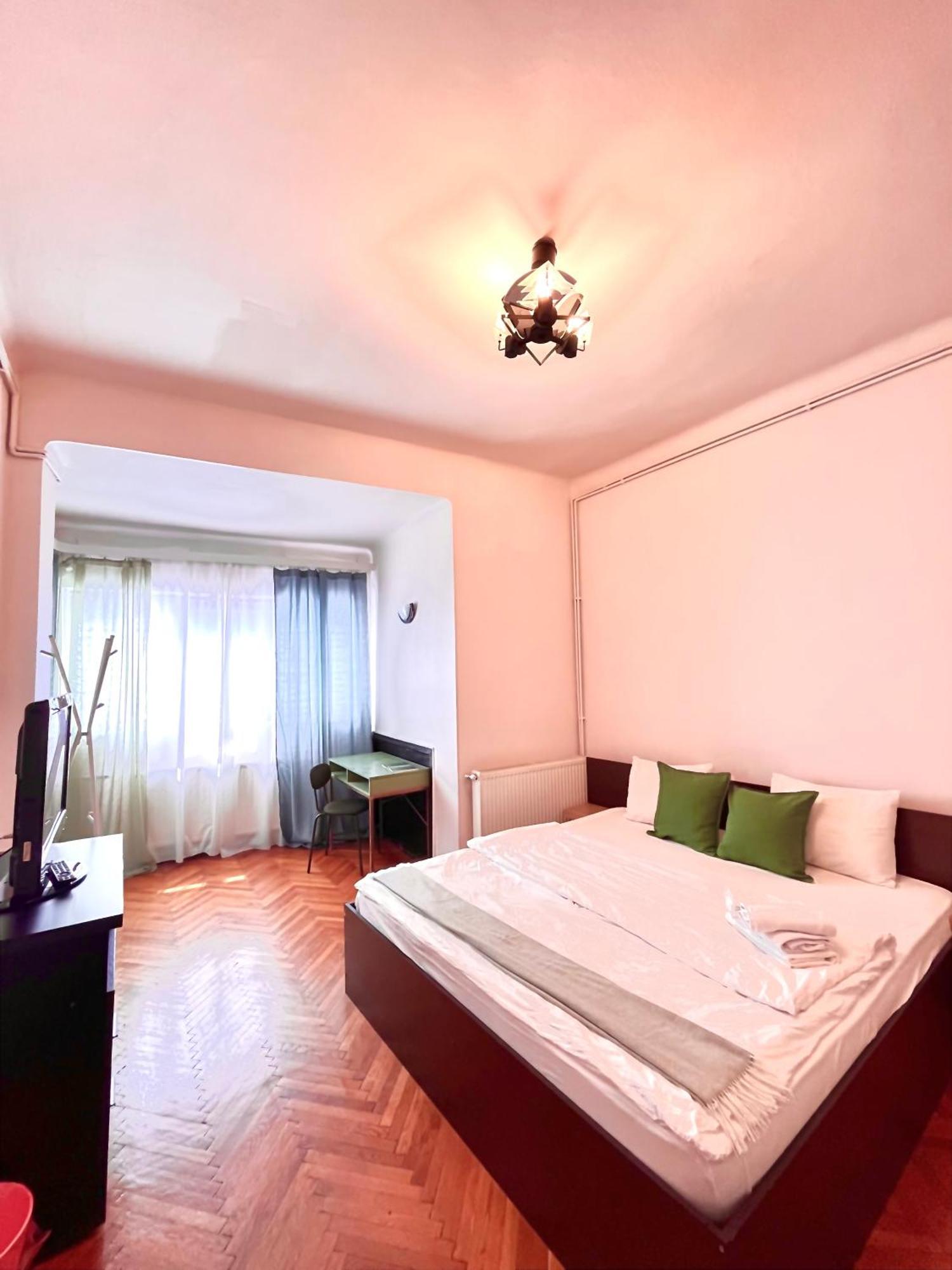 Downtown Unirii Square Private Economy Rooms With Shared Amenities Bucureşti Ngoại thất bức ảnh
