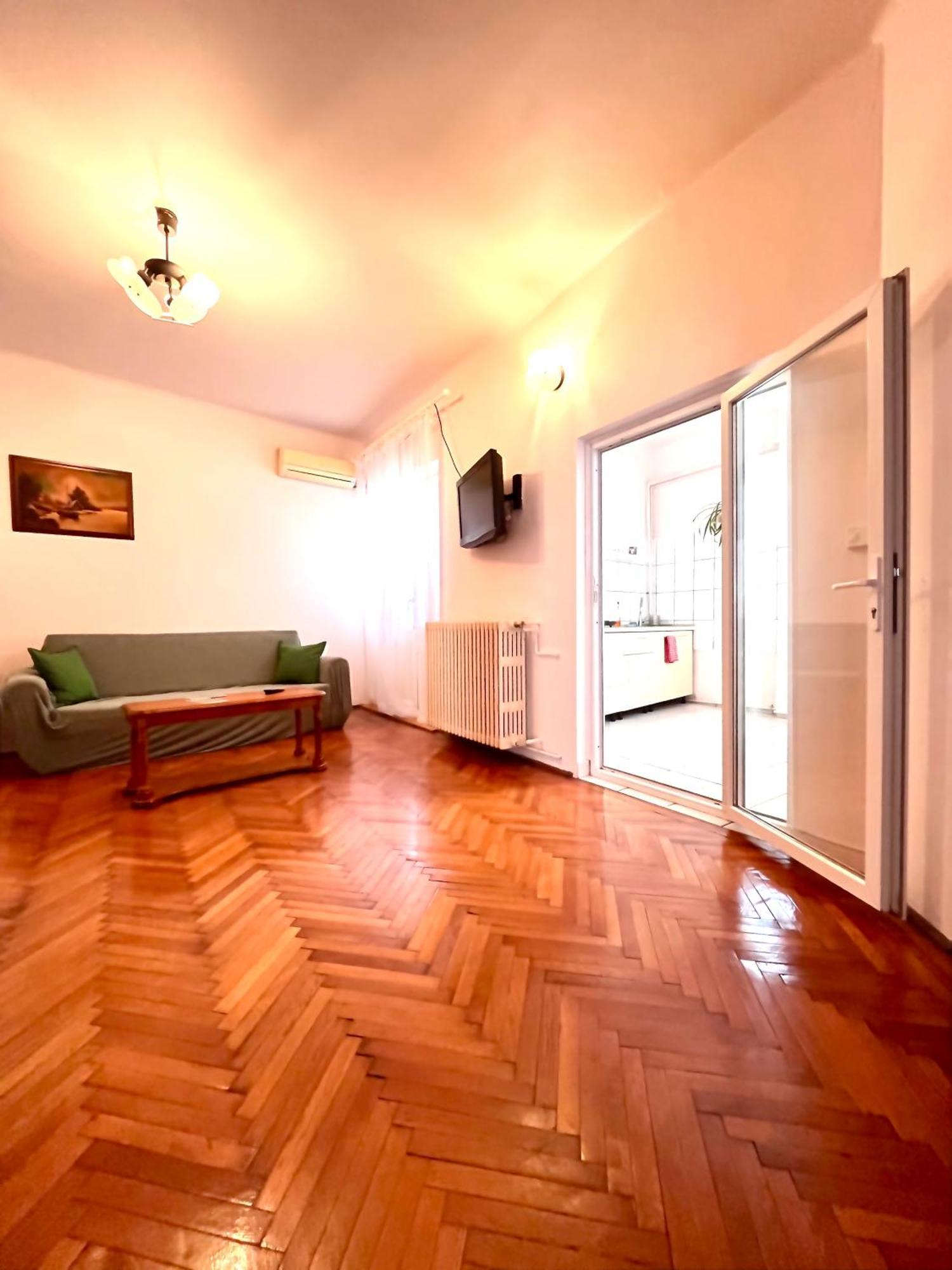 Downtown Unirii Square Private Economy Rooms With Shared Amenities Bucureşti Ngoại thất bức ảnh